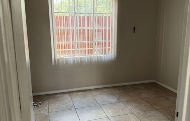 2 beds, 1 bath, 700 sqft, $1,070