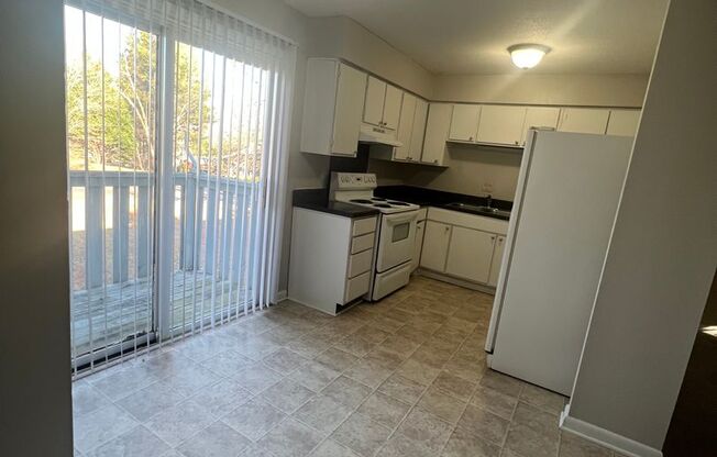1 Bd/1 Bth 2nd floor    ONLY $ 1050.00