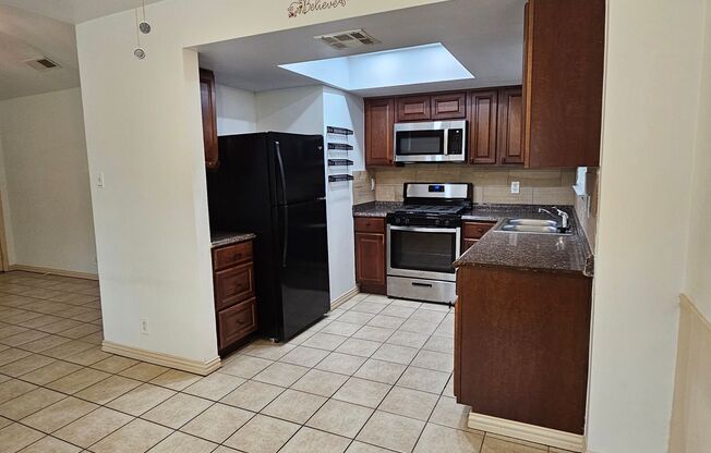 3 beds, 1 bath, 909 sqft, $1,550, Unit Unit B