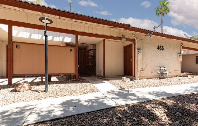 Single story one bedroom unit in community with pool for only $1000!