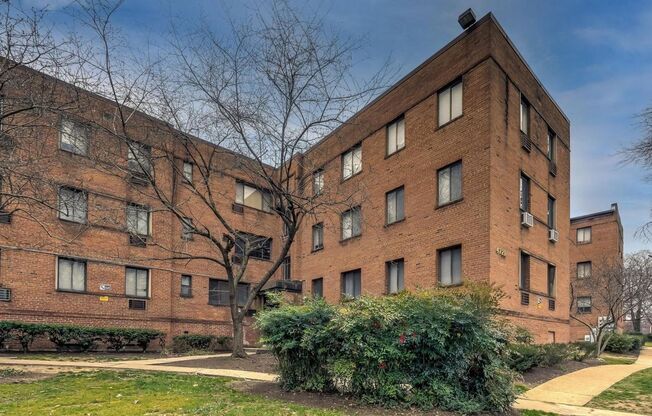 Affordable 2-Bedroom Apartment in Southwest DC – Utilities Included Option Available