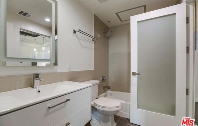 2 beds, 1 bath, 1,100 sqft, $3,100, Unit 306