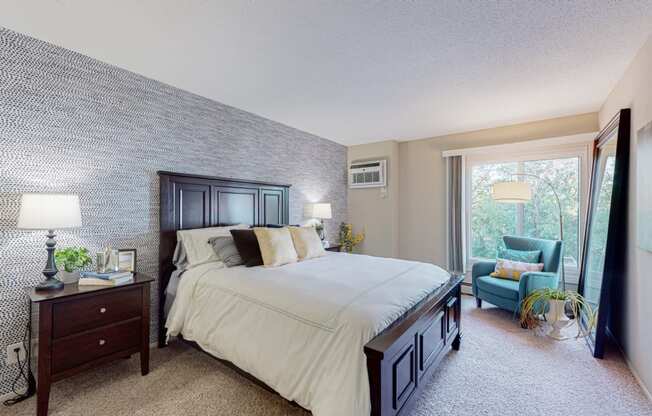 Large Comfortable Bedrooms at The Tarnhill, Bloomington