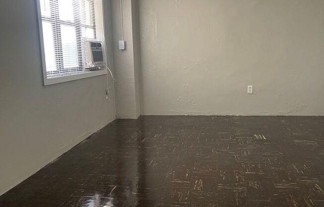 2 beds, 1 bath, 820 sqft, $1,300, Unit 08E