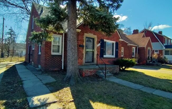 3 bedroom 1 bath bungalow now available! - $1,049/mo