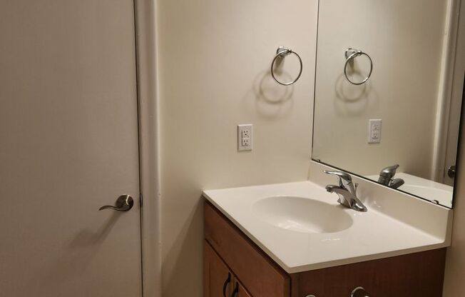 2 beds, 1 bath, 878 sqft, $1,285, Unit WY09013