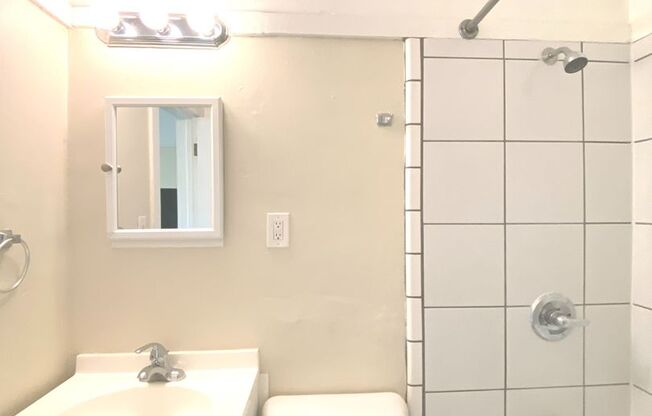 Studio, 1 bath, $750, Unit 28