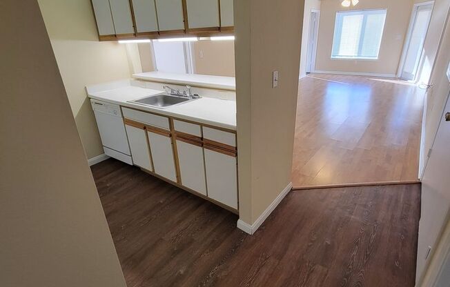 College Station - 4 bedroom / 4 bath / 3rd story condo / Pool on site.