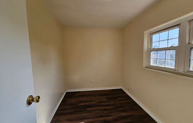 Spacious 3 bedroom 1 bathroom Apartment for rent!