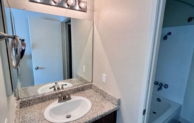 1 bed, 1 bath, 700 sqft, $1,595, Unit 84