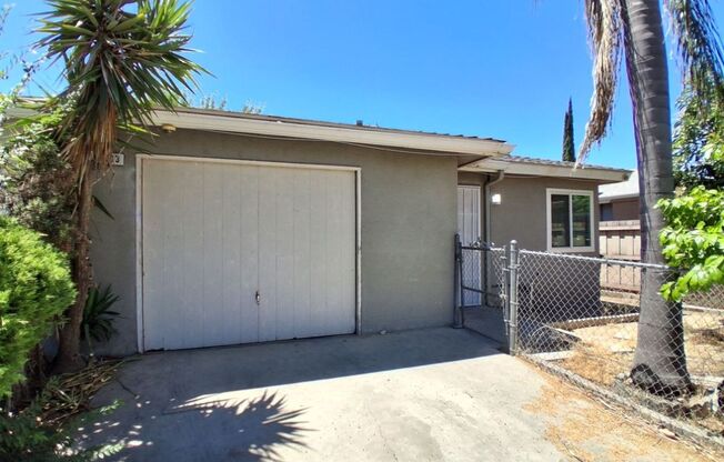 SPECIAL: HALF OF FIRST MONTH RENT!! Spacious 3 Bedroom With Garage Located On Ashlan & Cornelia!