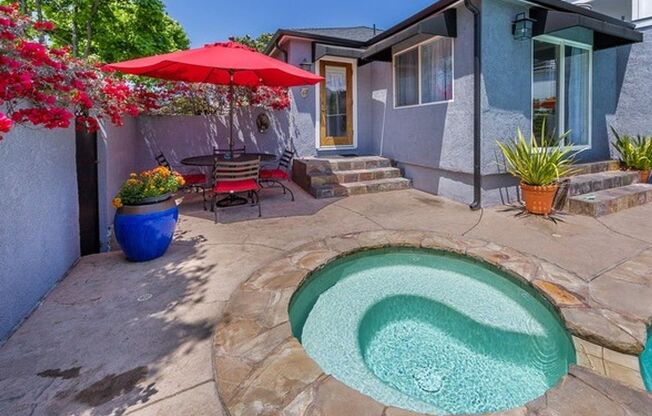 PRIVATE HOUSE.. POOL. 3 Bedroom + 2 Bath. In UNIT WASHER / DRYER