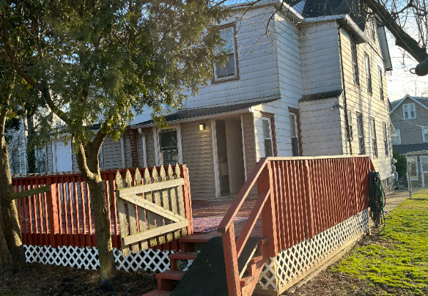605 POQUSSING AVE