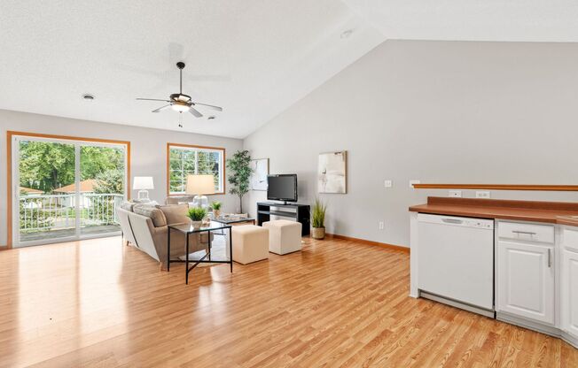 3bd, 2ba town home in NEW HOPE, avail NOW