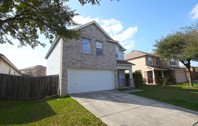 3 BR HOME FEATURING AN ISLAND KITCHEN IN NORTHSIDE SCHOOL DISTRICT*2 LIVING AREAS*EASY ACCESS TO LACKLAND AFB, SEA WORLD, & SHOPPING