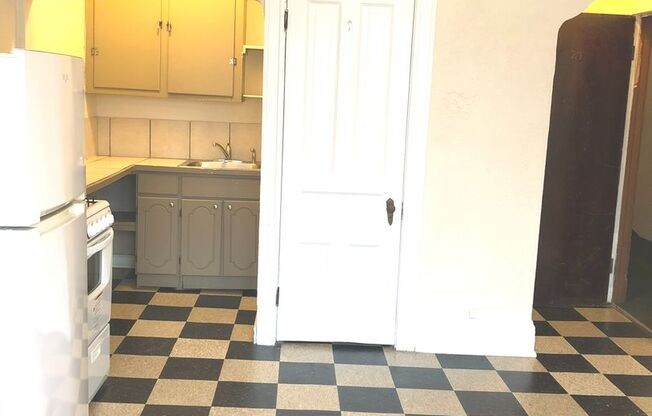 Studio, 1 bath, $775, Unit 20
