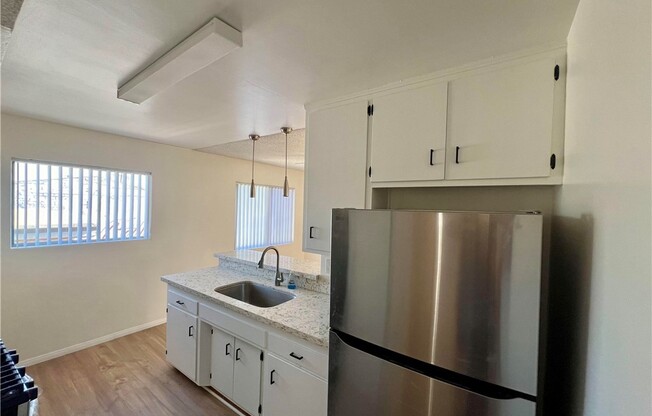 2 beds, 1 bath, 885 sqft, $2,950, Unit 1/2