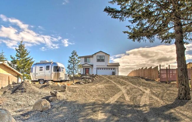 Fully Furnished 3 Bedroom 2.5 Bathroom House In Cle Elum With Great Amenities and Sweeping Views