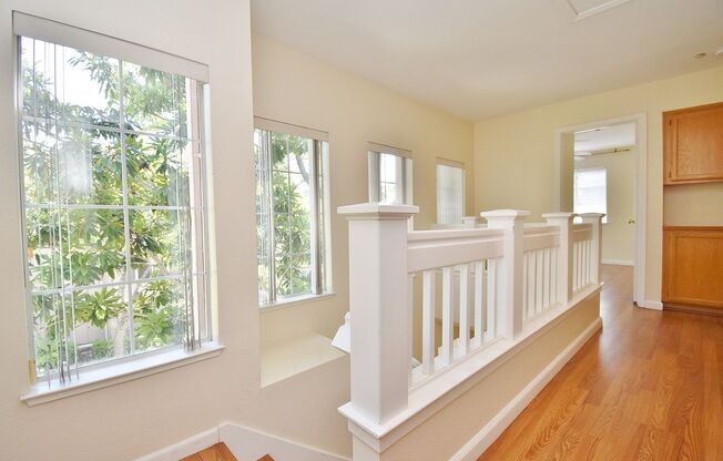 $3550 / 3 BR GORGEOUS PARKMONT TOWNHOME CLOSE TO BART