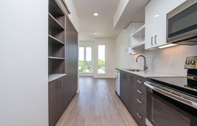 Studio, 1 bath, 520 sqft, $1,295, Unit 215