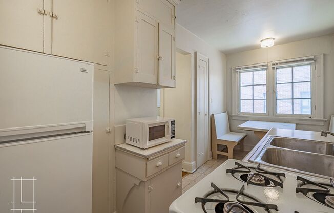 Studio, 1 bath, $915, Unit 29 W. 1st Ave Apt. 6