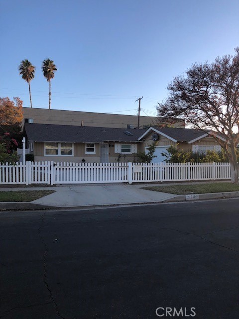 4 beds, 2 baths, 1,302 sqft, $4,000