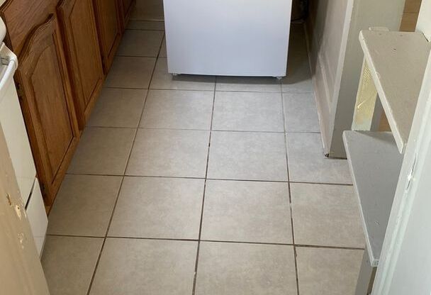 1 bed, 1 bath, 300 sqft, $975, Unit Unit 3 (115 N Sherman St)