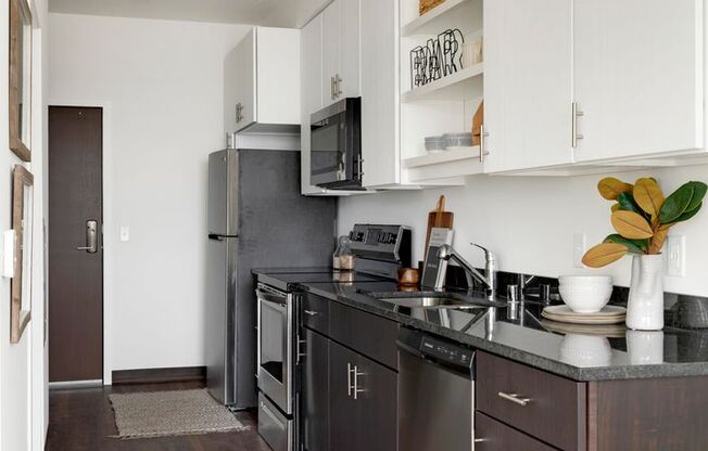Studio, 1 bath, 418 sqft, $1,100, Unit 306