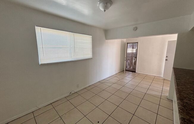 Upstairs 1 Bedroom / 1 Bathroom Apartment – Los Angeles