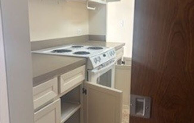 1 bed, 1 bath, 744 sqft, $1,475, Unit 611