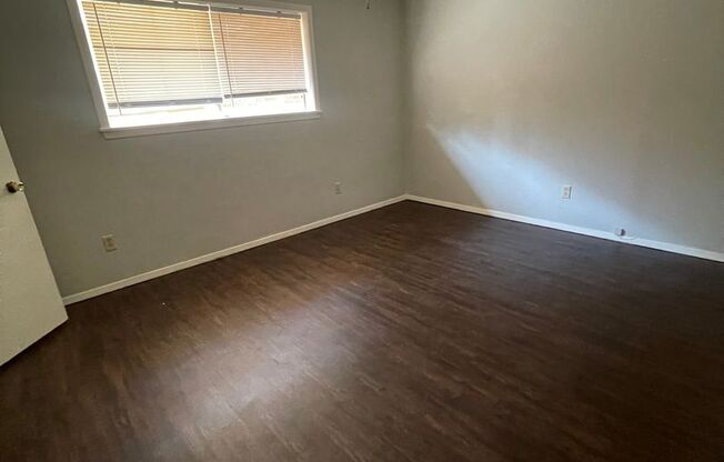 2 beds, 1 bath, $985, Unit a