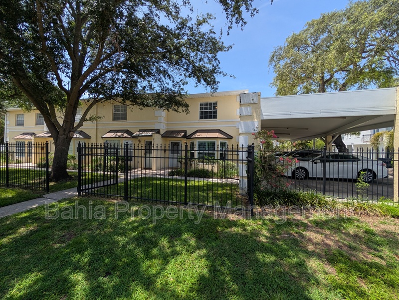 2007 W DE LEON ST
