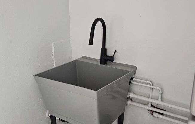 2 beds, 1 bath, 860 sqft, $1,825, Unit LJ