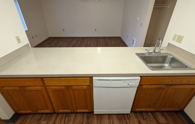 2 beds, 1 bath, 750 sqft, $1,395, Unit 33