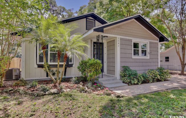 Beautiful 3/2 Spacious Home Located in the Charming City of Mount Dora!