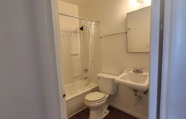 2 beds, 1 bath, 675 sqft, $708, Unit 430 Winfield-Unit 03