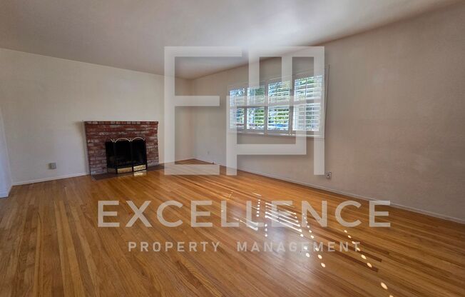 2 Story 4/2 + Office, Hwf, Pets Negotiable, Walk to Park - AVAILABLE AUGUST 15TH