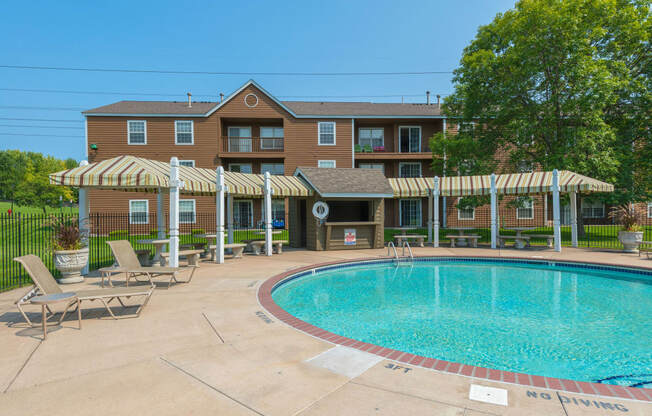 Mallard Ridge Apartments in Maple Grove, MN Outdoor Pool