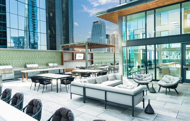 A spacious sky lounge at Modera McGavock, with skyline views and grilling areas that place Nashville’s dining, music, and nightlife within easy reach.