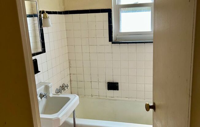 Bright large 1 bedroom in Shadyside