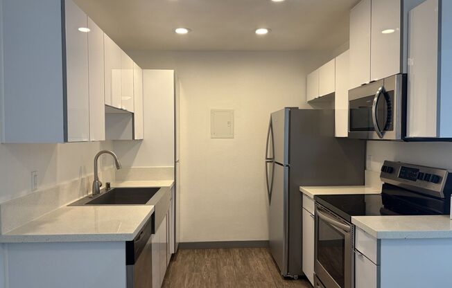 2 beds, 1 bath, 950 sqft, $2,955, Unit C021