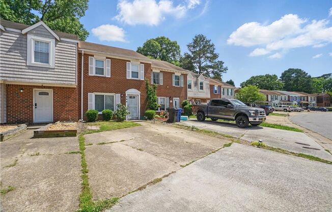 Stylish Townhouse in Prime VA Beach Location!
