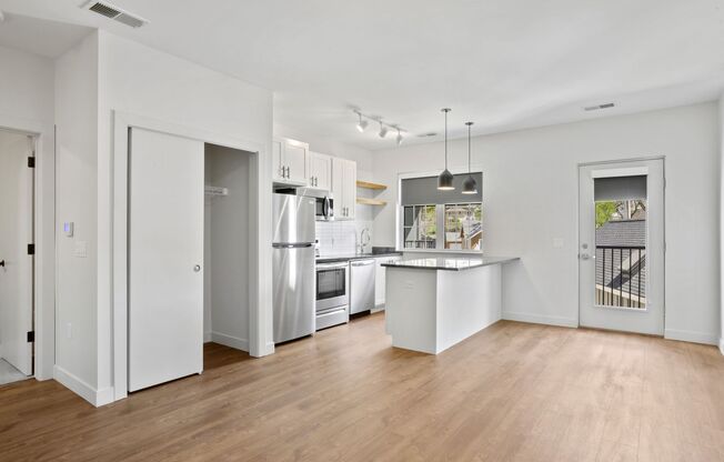 1 bed, 1 bath, 703 sqft, $1,325, Unit 113
