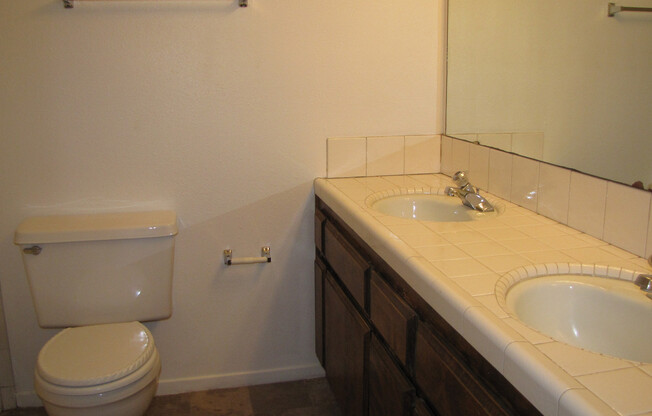 2 beds, 1 bath, $1,400, Unit B