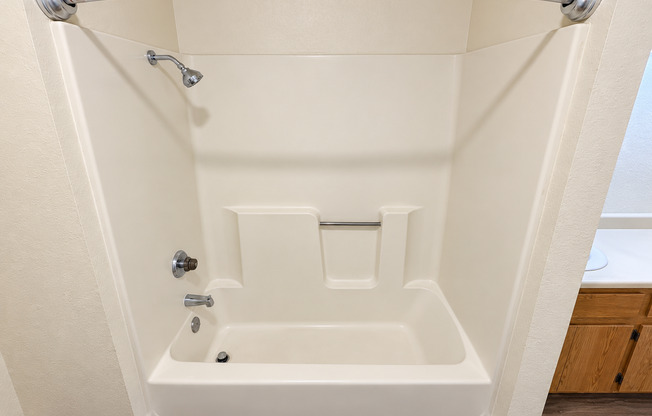 4 Bed Townhome - 1,250 Sq. Ft. + In-Unit W/D