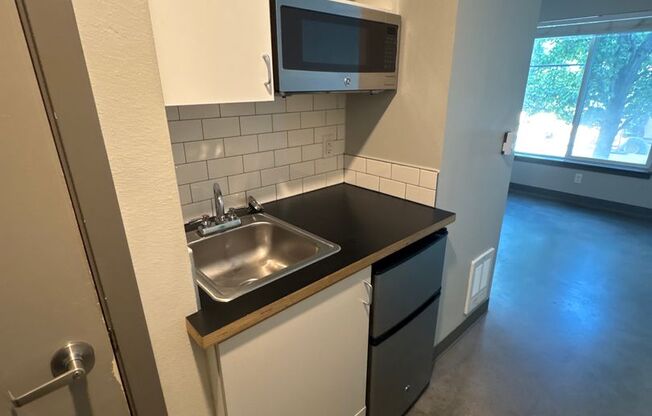 Studio, 1 bath, 200 sqft, $975, Unit 607