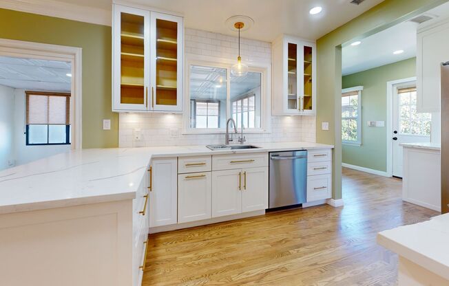 Spacious 4-bed Pasadena home with stunning garden!