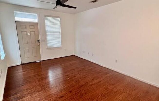 Beautiful Downtown Condo / Close to ACC Riverside / 3 bedrooms / Ref, Washer & Dryer