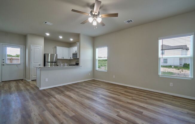 Hunters Ranch Beauty! 3 Bedroom 2 1/2 Bath Townhome