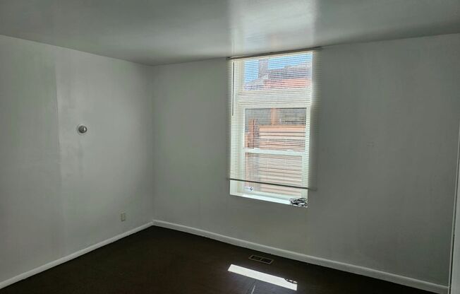 Private Guy Room in 5 bedroom 2 bath triplex